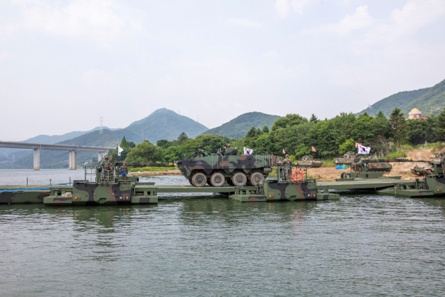 “軍 무거운 장비도 신속히 강 건넌다“…한국형 자주도하장비 ‘수룡’ 실전배치