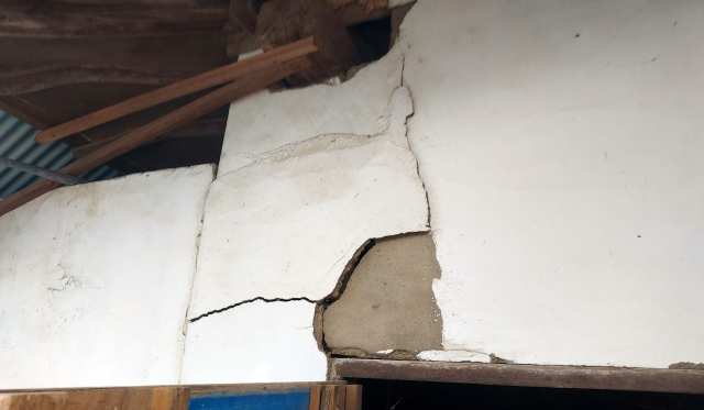12일 오전 전북 부안군에서 발생한 4.8 규모의 지진으로 보안면에 있는 한 창고 벽면이 깨져 있다. 사진 제공=전북소방본부