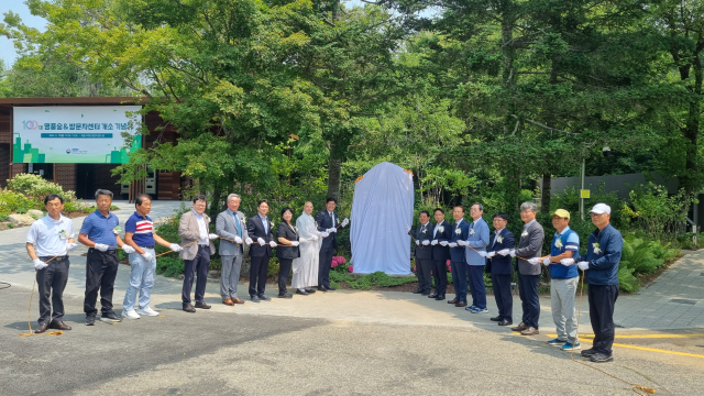 임영석(왼쪽에서 아홉번째) 국립수목원장이 더불어민주당 김병주(″열번째) 국회의원, 오후석(″열한번째) 경기도 행정2부지사, 조계종 25교구 교구장 호산((″여덟번째) 스님 등과 ‘100대 명품숲 입간판 제막식’을 갖고 있다. 사진제공=국립수목원