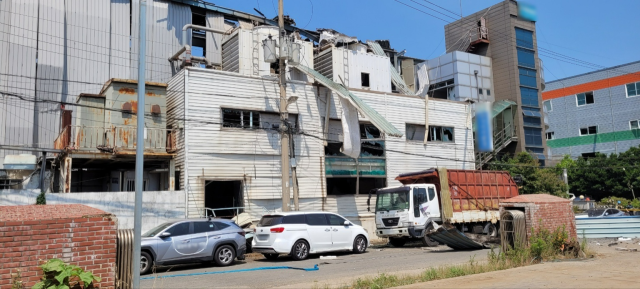 13일 오전 10시 21분께 부산 사상구의 한 폐수처리 공장 내 폐수처리동에서 지붕이 날아갈 정도의 폭발이 일어났다. 사진제공=부산경찰청