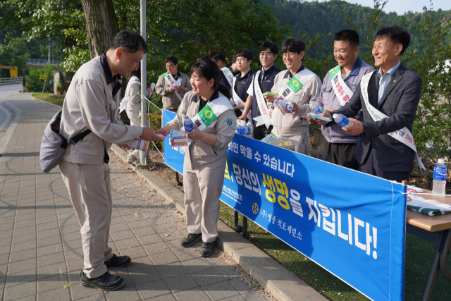 13일 오전 경북 봉화군 석포면 영풍 석포제련소 1공장 정문 앞에서 열린 ‘6월 안전점검의 날’ 행사에서 참가자들이 출근길 임직원들에게 격려품을 나눠주며 ‘작업 안전 실천’을 당부하고 있다. 사진제공=영풍