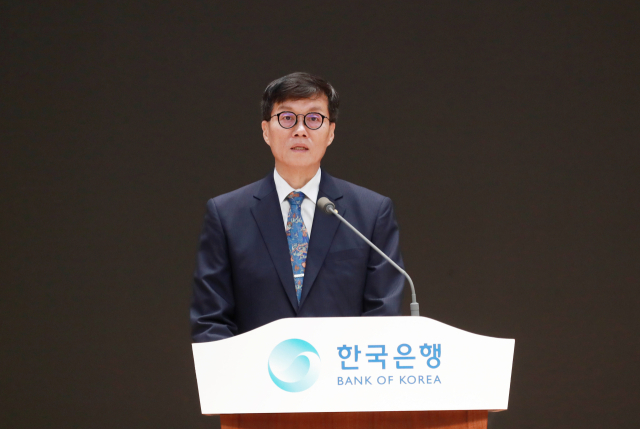 이창용 한국은행 총재가 12일 서울 중구 한은에서 열린 한은 창립 제74주년 기념식에서 기념사를 낭독하고 있다. 사진 제공=한은