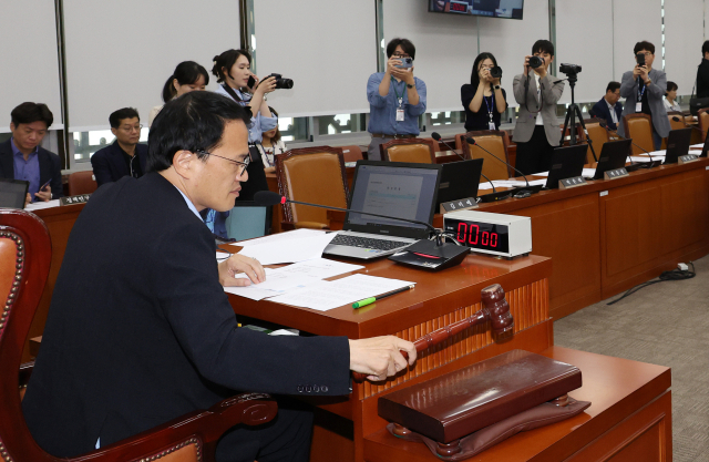 국회 보건복지위원장인 박주민 더불어민주당 의원이 13일 국회에서 열린 전체회의에서 의사봉을 두드리고 있다. 연합뉴스