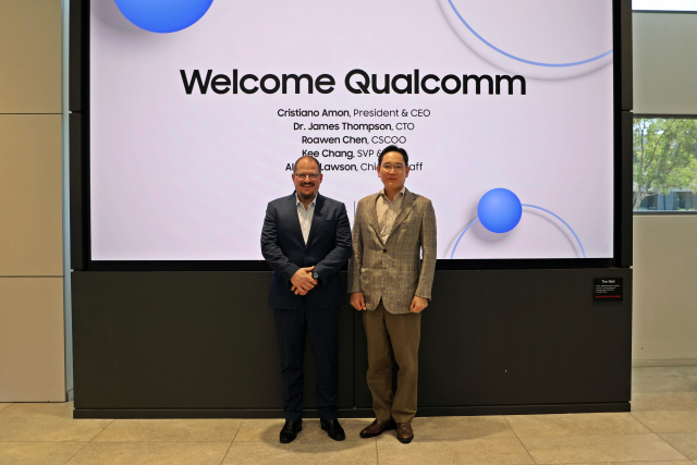 이재용(오른쪽) 삼성전자 회장이 10일(현지 시간) 미국 새너제이 삼성 본사에서 크리스티아노 아몬 퀄컴 CEO를 만나 기념 촬영하고 있다. 사진 제공=삼성전자
