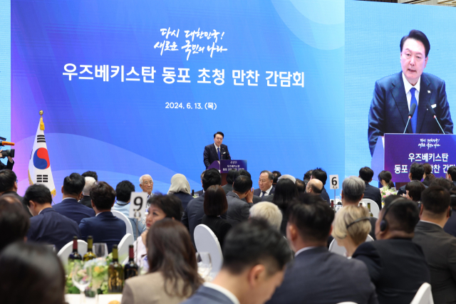 우즈베키스탄을 국빈 방문한 윤석열 대통령이 13일 오후(현지시간) 타슈켄트 힐튼호텔에서 열린 동포 만찬 간담회에서 격려사를 하고 있다. 타슈켄트(우즈베키스탄)=연합뉴스