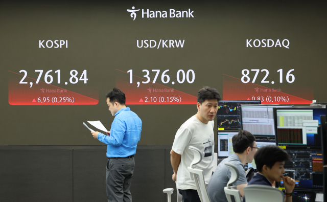 14일 오전 서울 중구 하나은행 본점 딜링룸에서 딜러들이 업무를 보고 있다. 연합뉴스