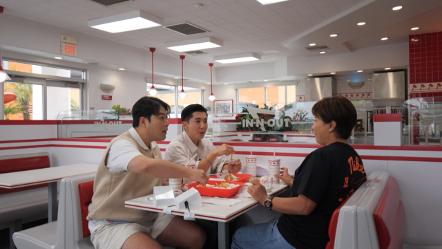김해준(왼쪽부터), 브라이언, 박세리씨가 인앤아웃 버거를 찾아 촬영을 하고 있다. /사진제공=KBS