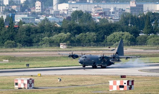 지난 12일 미군의 최신예 전투기 AC-130J ‘고스트라이더’가 경기도 평택 오산기지에 착륙하고 있다. 사진 제공=미 국방영상정보배포서비스(DVIDS)