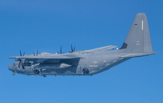 지난해 2월 한미 연합 특수작전 훈련에 투입된 미 최신형 특수전 항공기 AC-130J 비행하는 모습. 날개 밑에 헬파이어 미사일을 장착하고 있다. 사진 제공=합동참모본부