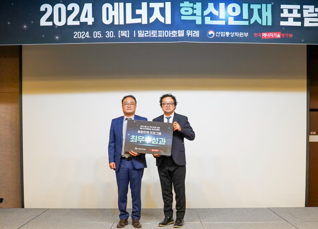 김재홍(오른쪽) 교수가 이끄는 영남대 ‘수소산업 융복합 인력양성사업’이 최우수 평가를 받았다. 제공=영남대