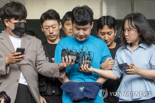 4명의 사상자를 낸 '신림동 흉기난동 사건' 피고인 조선이 지난해 7월 서울 관악경찰서에서 검찰로 송치되고 있다. 연합뉴스