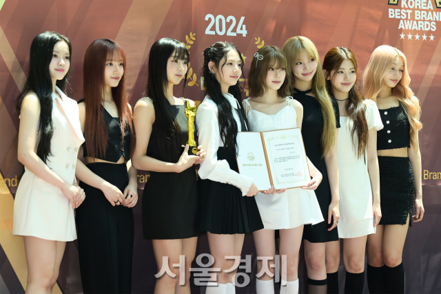 그룹 유니스(UNIS)가 14일 오전 서울 영등포구 국회의원회관에서 진행된 2024 대한민국 베스트브랜드 어워즈-대한민국 한류연예대상에서 포즈를 취하고 있다. 김규빈 기자 2024.06.14