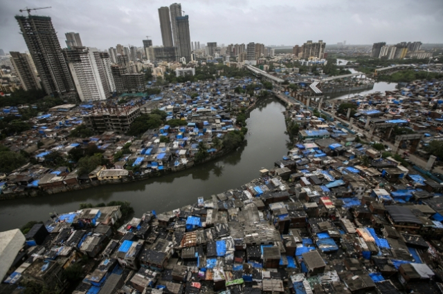 인도 뭄바이에 건설 중인 초고층 빌딩. 그 앞에 펼쳐진 빈민가의 풍경과 뚜렷한 대조를 이룬다. /로이터연합뉴스