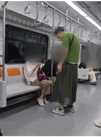 지하철에서 치마를 입은 남성이 여성을 상대로 현금을 빼앗는 모습. JTBC '사건반장' 보도화면 캡처
