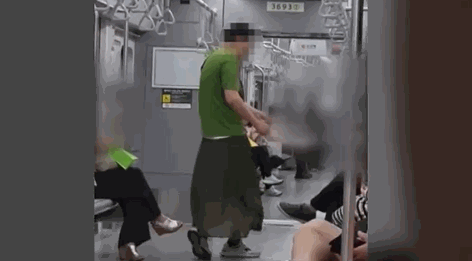 [영상] 지하철 女승객 위협하고 돈 뜯는 '여장 남자'의 정체