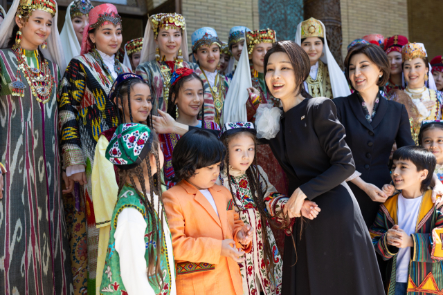 김건희 여사, 우즈벡 영부인과 전통 의상 입고 문화공연도 관람