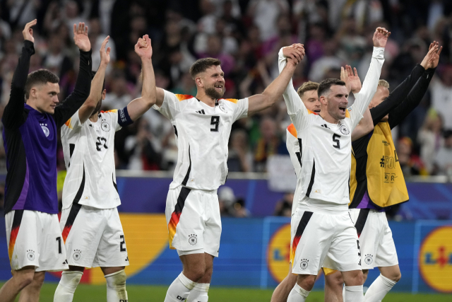 유로 2024 개막전에서 스코틀랜드에 대승을 거둔 독일 대표팀 선수들이 두 팔을 벌리며 기뻐하고 있다. AP연합뉴스