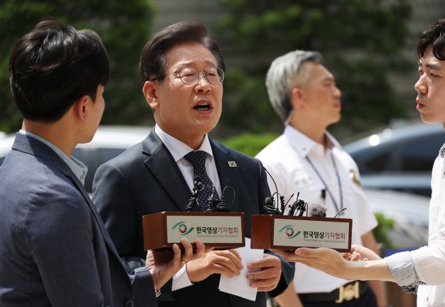 더불어민주당 이재명 대표가 14일 서울 서초동 서울중앙지법에서 열리는 공직선거법 관련 재판에 출석하기에 앞서 취재진 앞에서 입장을 말하고 있다. 연합뉴스