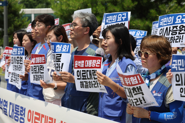 민주노총 공공운수노조 의료연대본부 관계자들이 14일 서울대병원 앞에서 의료대란 해결 및 의사 집단휴진 철회를 촉구하는 기자회견을 하고 있다. 연합뉴스