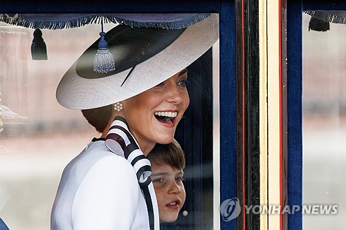 케이트 미들턴 왕세자빈이 15일(현지시간) 찰스 3세 영국 국왕의 공식 생일 행사인 군기분열식에 마차를 타고 더몰을 지나고 있다. AFP연합뉴스
