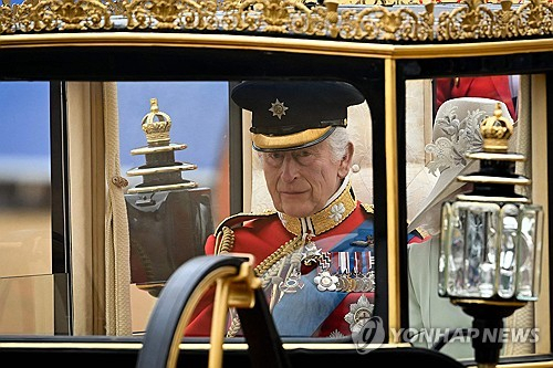 찰스 3세 영국 국왕이 공식 생일 행사인 군기분열식을 위해 15일(현지시간) 마차를 타고 호스가즈 퍼레이드로 들어서고 있다. AFP연합뉴스