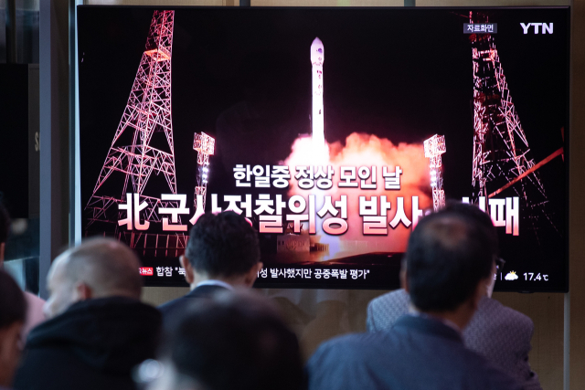 지난달 28일 서울역에서 시민들이 북한의 군사정찰위성 발사 실패 뉴스를 지켜보고 있다. 지난달 28일 조선중앙통신에 따르면, 북한은 전날 평안북도 철산군 서해위성발사장에서 '만리경-1-1호'를 신형 위성운반로켓트에 탑재해 발사했으나 신형 로켓 1단이 비행 중 공중에서 폭발했다. 뉴스1