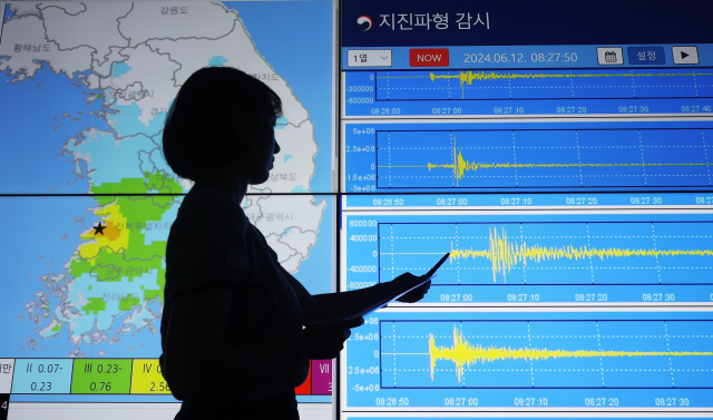 12일 오후 경기도 수원시 권선구 수도권기상청에서 지진 담당 주무관이 전북 부안에서 발생한 4.8 규모의 지진 관련 정보를 보여주고 있다. 연합뉴스