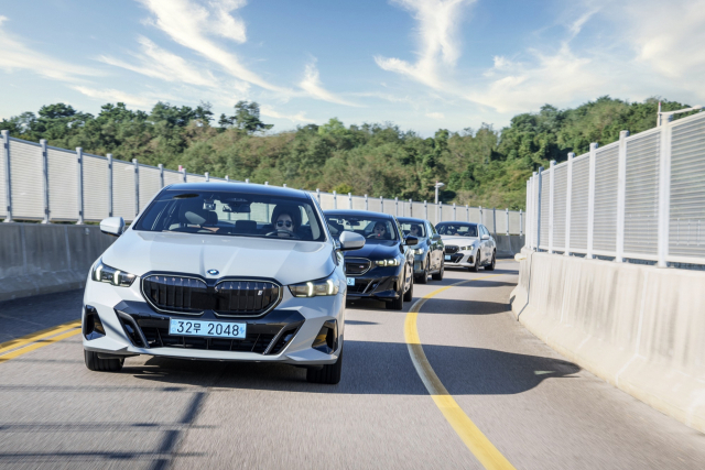BMW 뉴 'i5'가 도로를 주행하는 모습. 사진 제공=BMW코리아