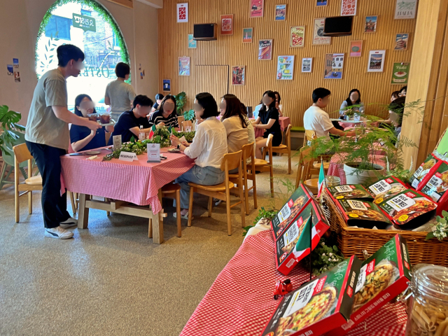 롯데마트가 서울 뚝섬역 인근 성수에서 진행중인 요리하다 팝업 스토어에서 방문객들이 음식을 즐기고 있다. 사진 제공=롯데마트