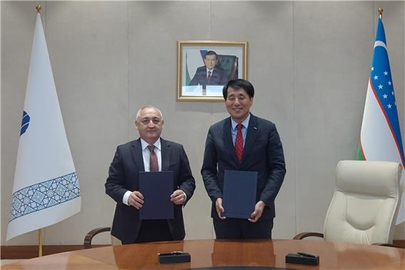 장영진(오른쪽) 한국무역보험공사 사장이 14일(현지시간) 우즈베키스탄 타슈켄트에서 슈크라트 바파예프 우즈벡재건개발기금(UFRD) 최고경영자(CEO)와 업무협약을 체결 후 기념촬영을 하고 있다.