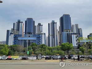 "10억 성과금 웬 말" 래미안 원베일리, 조합장 성과급에 '현수막 시위'