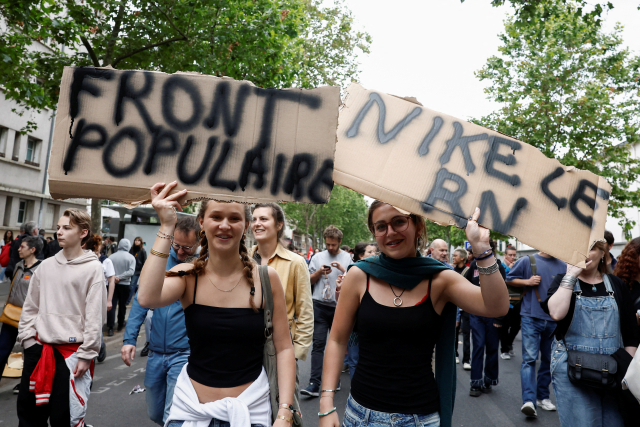 15일 파리에서 열린 극우 반대 시위에서 참여자들이 좌파 연합을 지지하는 플래카드를 들고 있다. 로이터연합뉴스