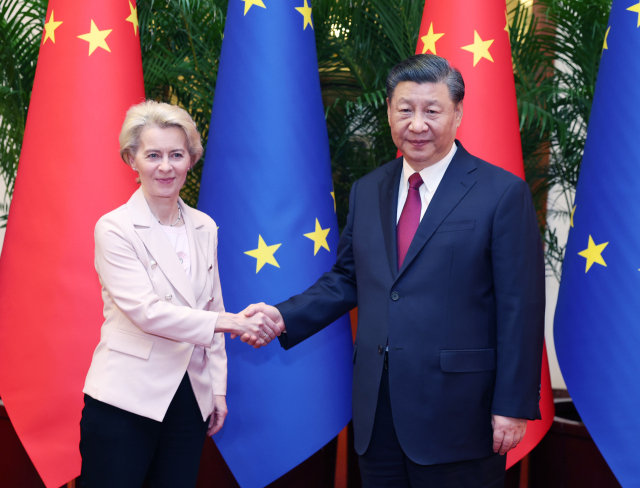 시진핑 중국 국가주석과 우르줄라 폰데어라이엔 유럽연합(EU) 집행위원장이 6일 중국 베이징 인민대회당에서 만나 악수하고 있다. 연합뉴스