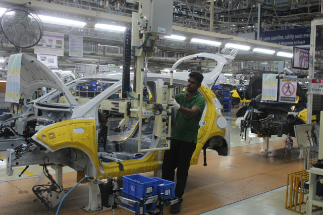 현대차 인도 첸나이 생산 공장에서 현지 직원이 차량을 조립하고 있다. 사진 제공=현대차