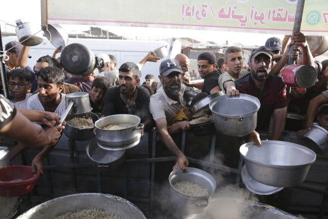 가자지구에서 팔레스타인 남성들이 식량 원조를 지원받고 있다. AP연합뉴스