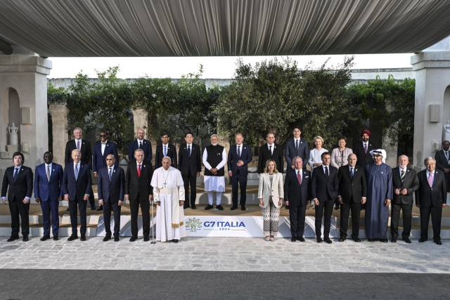 주요 7개국(G7) 정상회의에 참석한 G7 정상을 비롯한 참가국 대표단이 14일 이탈리아 풀리아주 브린디시의 보르고 에냐치아 리조트에서 기념 촬영을 하고 있다. EPA연합뉴스