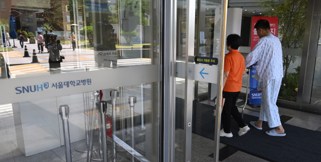 서울대병원 교수들의 무기한 휴진을 하루 앞둔 16일 환자와 보호자가 서울대병원으로 들어가고 있다. 오승현 기자