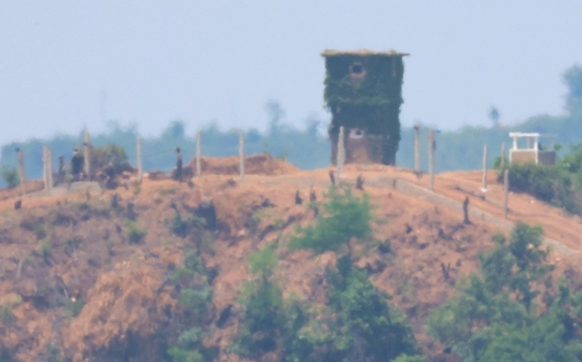 지난 9일 경기도 파주 접경지역에서 바라본 북한군 초소에서 북한군 병사들이 작업을 하고 있다. 연합뉴스