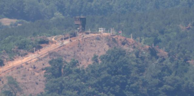 지난 4일 경기 파주시 오두산통일전망대에서 바라본 북한의 한 초소에서 북한 군인들이 진지 공사를 하고 있다. 연합뉴스
