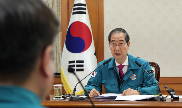 한덕수 국무총리가 16일 정부서울청사에서 의사집단행동 중앙재난안전대책본부 회의를 주재하며 모두발언을 하고 있다. 뉴스1