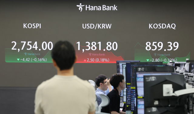 17일 오전 서울 중구 하나은행 본점 딜링룸 현황판에 코스피·코스닥 지수가 표시돼 있다. 이날 코스피·코스닥 지수는 하락 출발했다. 연합뉴스