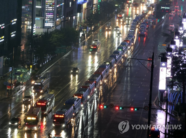 서울 강남역사거리 중앙버스전용차로의 정체된 버스 모습. 연합뉴스