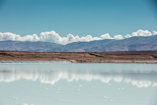 아르헨티나 옴브레 무에르토 염호에서 뽑아올린 리튬 염수를 저장하는 포스코그룹의 염수 폰드(pond) 전경. 사진 제공=포스코홀딩스