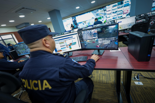 엘살바도르 수도 산살바도르에 위치한 경찰청 911센터에서 11일(현지 시각) 개최된 CCTV 통합관제센터의 준공식에서 주요 참석인사들이 테이프 커팅을 하고 있다. 사진제공=코이카