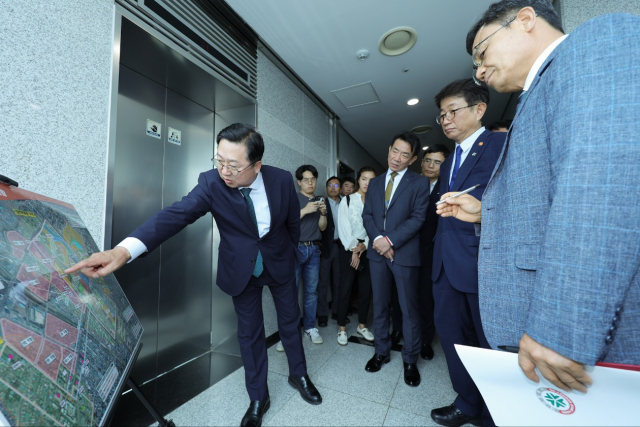 이장우(왼쪽 첫번째) 대전시장이 박상우(오른쪽 두번째) 국토교통부 장관에게 대전역세권개발사업에 대해 설명하고 있다. 사진제공=대전시