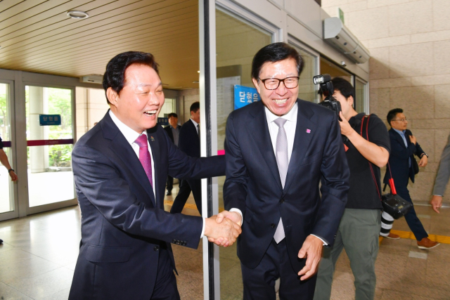 박형준(오른쪽) 부산시장과 박완수 경남도지사가 17일 부산시청에서 만나 인사하고 있다. 두 단체장은 행정통합을 비롯한 지역 공동 현안을 논의하고 미래 도약과 상생 발전을 위한 공동합의문을 채택했다. 연합뉴스