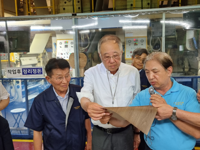 류진(가운데) 한국경제인협회 회장이 17일 충북 청주시 금진 생산라인에서 회사의 제품을 살펴보고 있다. 사진제공=한국경제인협회