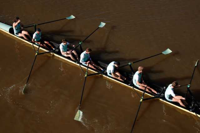 케임브리지대 조정 선수들이 지난달 30일 런던의 오염된 템스강에서 열린 ‘옥스브리지(옥스퍼드 대 케임브리지)’ 조정 경기에 참여하고 있다. EPA연합뉴스