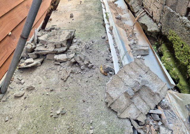 12일 전북 부안군 한 주택가 담벼락이 전날 발생한 규모 4.8의 지진으로 부서져 있다. /연합뉴스