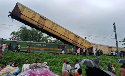 인도 서벵골주서 화물열차가 여객열차 들이받아…'최소 15명 사망'